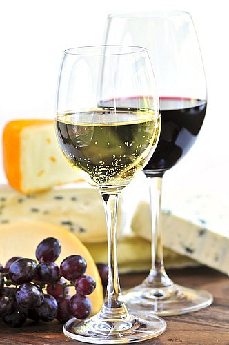 Фото бокалов для белого и красного вина