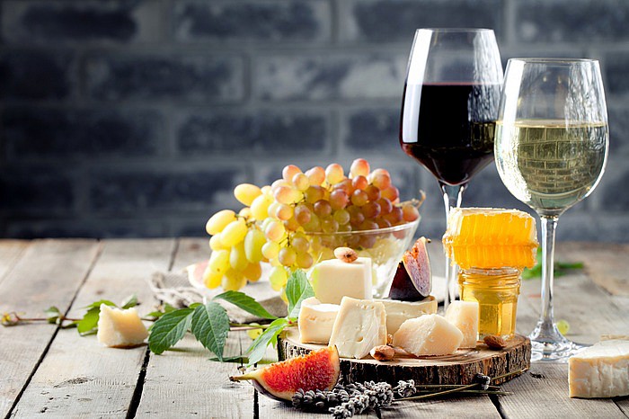 Заполненные вином бокалы для белого и красного вина